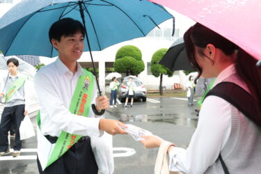キャンペーンに参加して薬物使用防止を呼びかける生徒＝岡山県津山市で