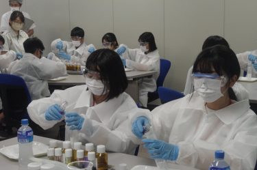 地元企業を知る見学ツアー　芳香剤製作体験も　中学生が4社で学ぶ／岡山・津山市、勝央町