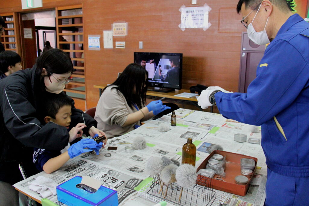 鑑識体験を楽しむ参加者