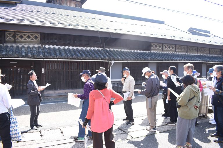 地域の歴史を学ぶ参加者