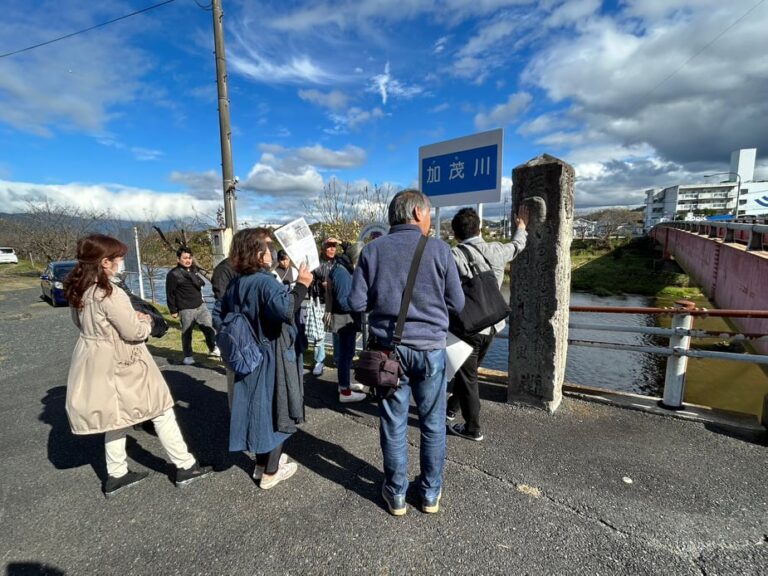 川崎―河辺地域の旧出雲街道を歩き歴史を学ぶ参加者