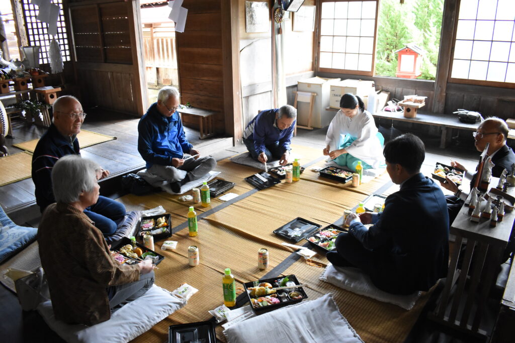 神事の後の和やかな直会