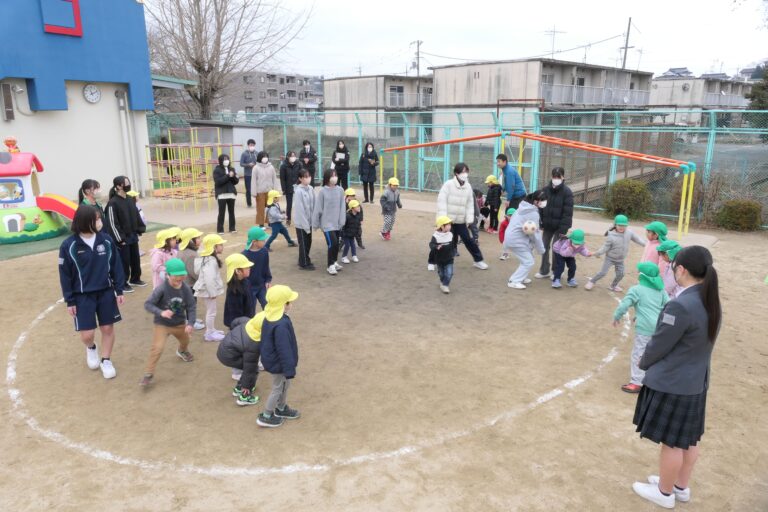 園児たちとふれあう高校生たち＝岡山県津山市、高野第2保育園で