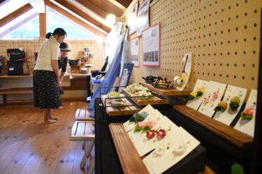 多彩な作品が並ぶ会場=岡山県津山市で