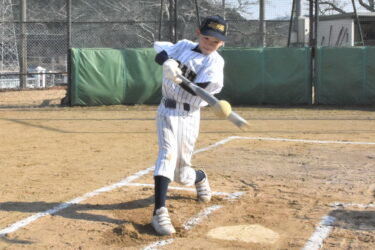 練習に取り組む政岡新之介選手=岡山県美咲町中央運動公園で