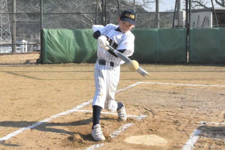 練習に取り組む政岡新之介選手=岡山県美咲町中央運動公園で