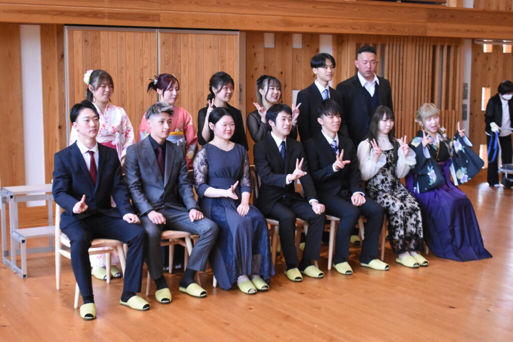 記念撮影する出席者