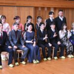 記念撮影する出席者