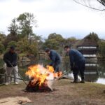 春の到来を告げる伝統の松のこも焼き=午前10時14分、岡山県津山市で