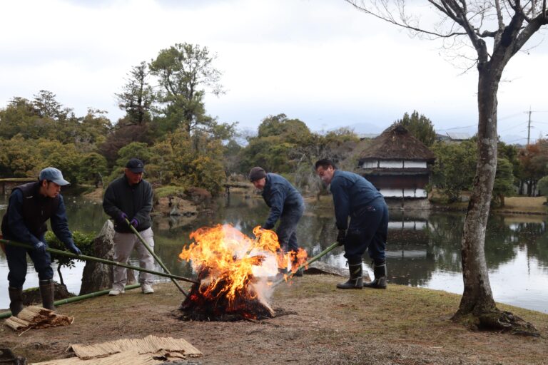 春の到来を告げる伝統の松のこも焼き=午前10時14分、岡山県津山市で