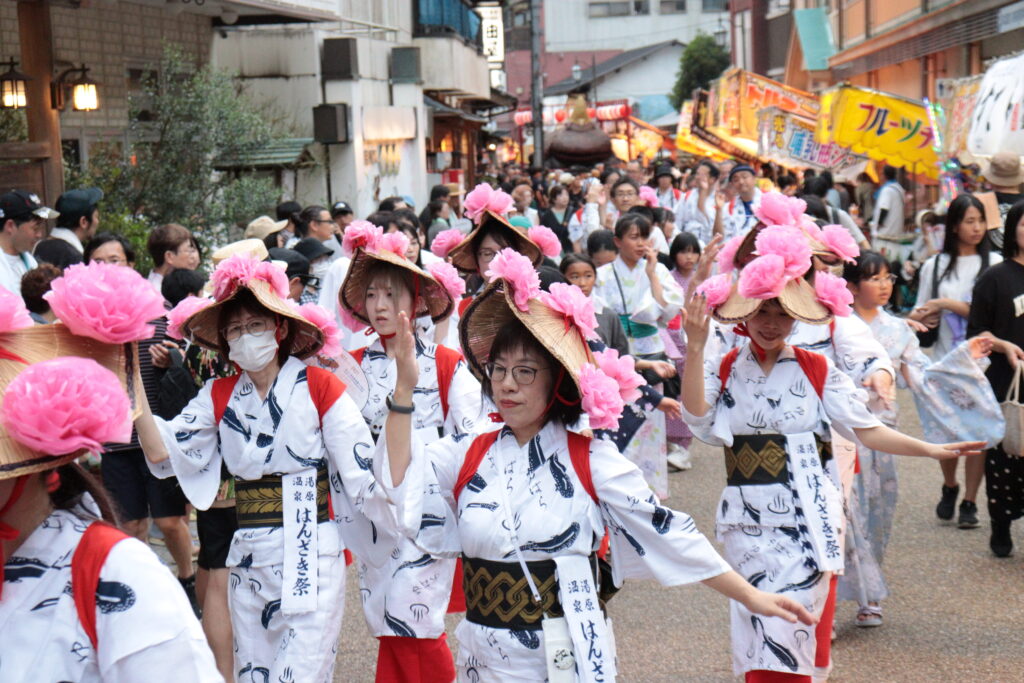 山車と共に温泉街を進む踊り連