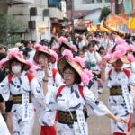 山車と共に温泉街を進む踊り連