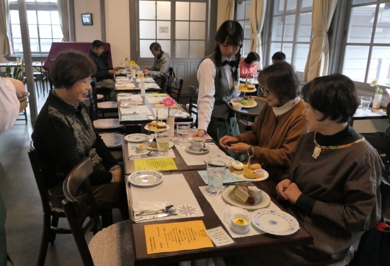 しののめキッチンに来店した人たち=岡山県津山市で