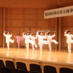日ごろの鍛錬の成果を披露する参加者＝岡山県津山市で