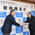 谷口市長に目録を手渡す小林理事長