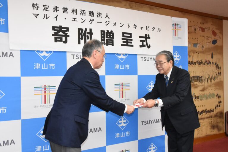 谷口市長に目録を手渡す小林理事長