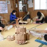 がま細工を作る女性たち=岡山県真庭市で