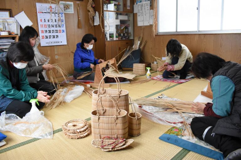 がま細工を作る女性たち=岡山県真庭市で