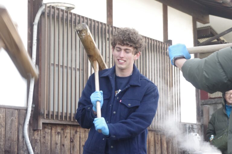 餅つきを体験するジャクソンさん=岡山県津山市で