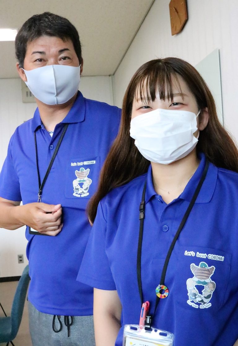 奈義町、毎週金曜日に青いポロシャツを全職員が着用し、新型コロナウイルス感染症に立ち向かう医療従事者への感謝と収束への願い