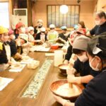 銀沫の調理を楽しむ児童=岡山県真庭市で