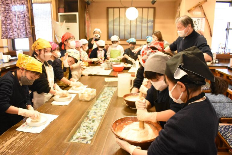 銀沫の調理を楽しむ児童=岡山県真庭市で
