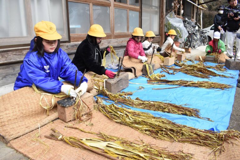 「しじり」作業を体験する児童=岡山県真庭市で