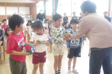 心温まる贈り物　手縫いのサッカーボール約300個　室内でも元気に遊んでね／岡山・美作市