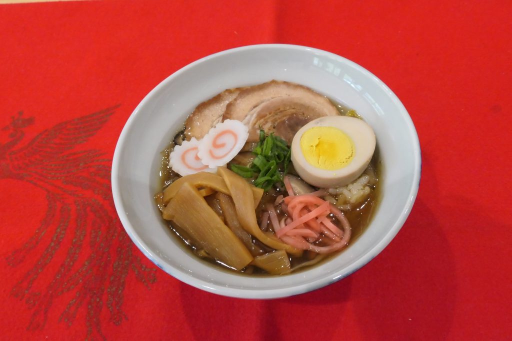 大原地域産シイタケが入ったラーメンをごはんのうえにかけた「しぃたけらぁーめんどーん