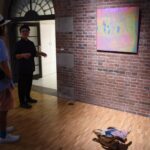 独創性あふれる小野耕石さん（右）の作品展
