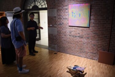 独創性あふれる小野耕石さん（右）の作品展