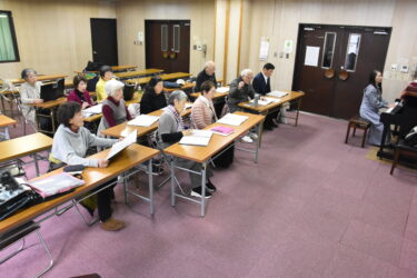 初ステージを前に、練習に励むコール十六夜のメンバー=岡山県津山市で