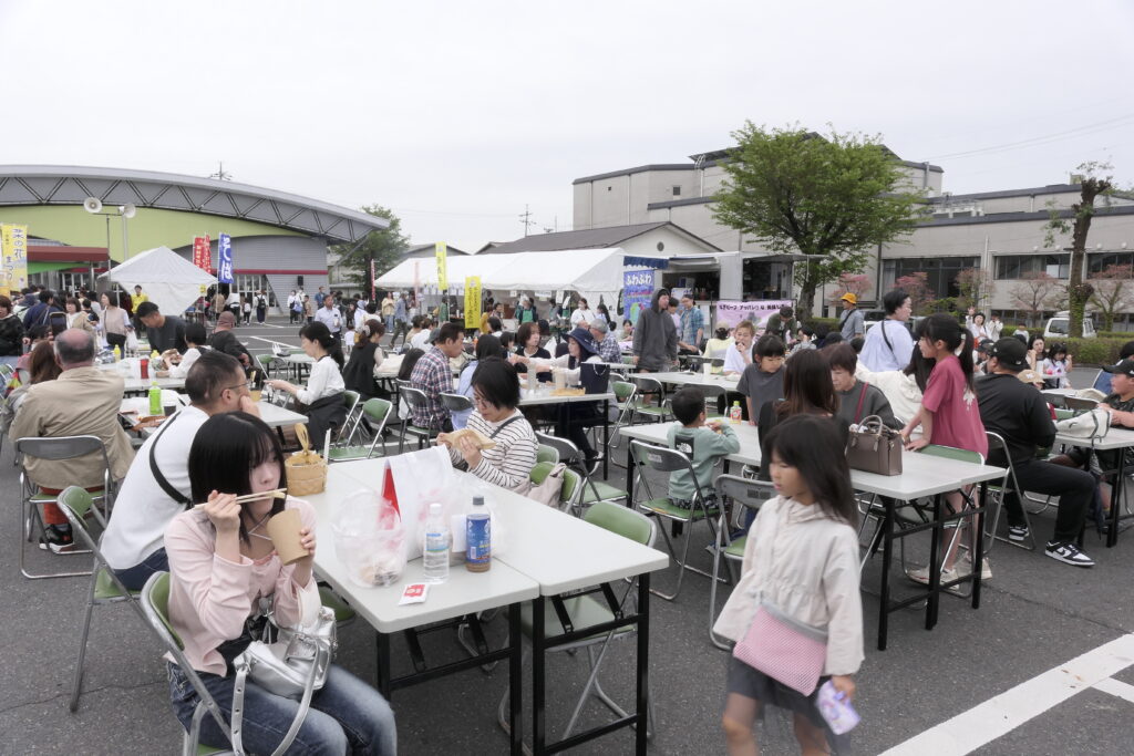 大勢の来場者でにぎわう会場