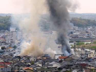 【火災発生】立ちのぼる黒煙　城東地区の上之町で大火　懸命に消火活動／岡山・津山市