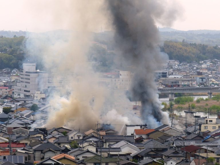 立ちのぼる黒煙＝午前９時10分ごろ、津山城から