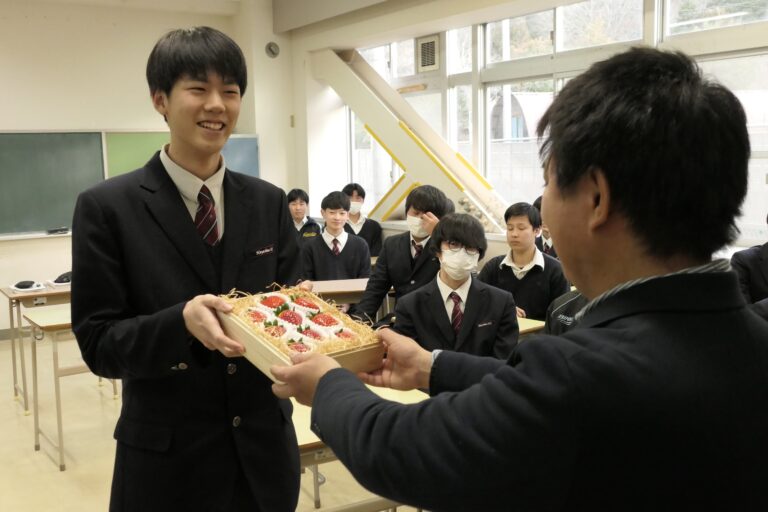 美作農園から贈られた必勝いちご「武蔵」を受け取る3年生=岡山県美作市で