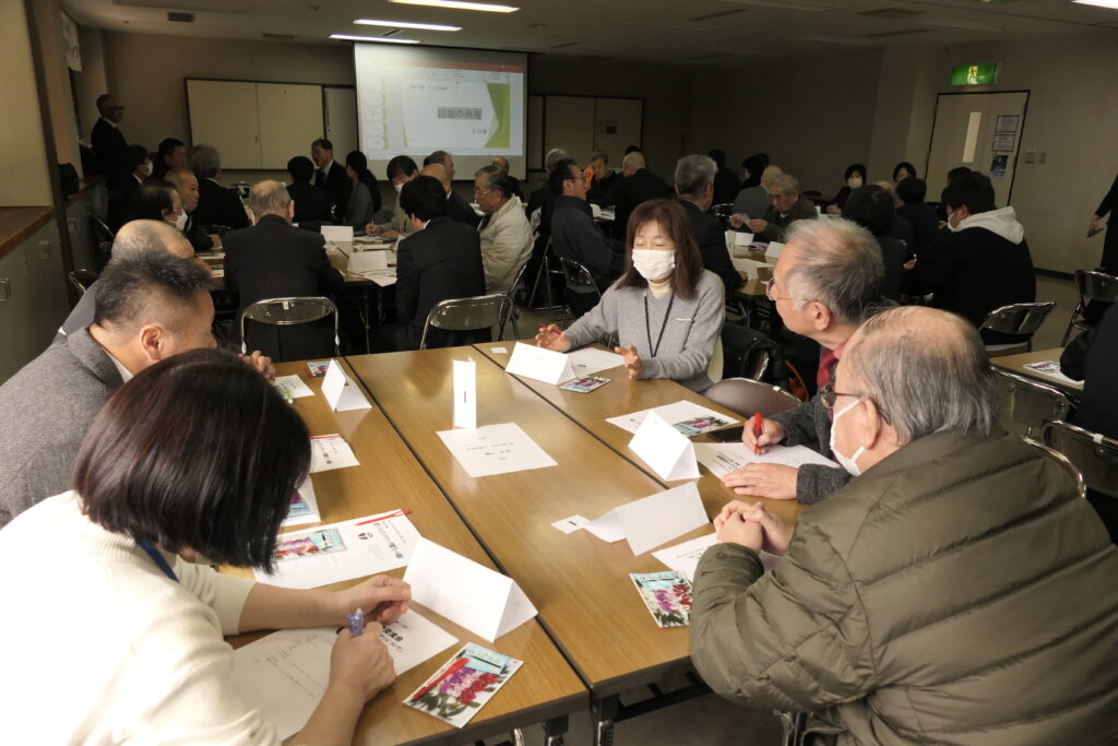 防犯・見守りをテーマに取り組みを紹介し合う参加者