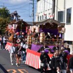 ８台のだんじりが威勢よく練った高野神社の秋祭り