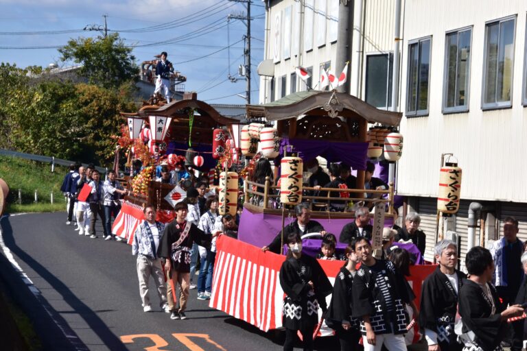 ８台のだんじりが威勢よく練った高野神社の秋祭り