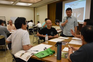 ワークショップに取り組む参加者=岡山県津山市で
