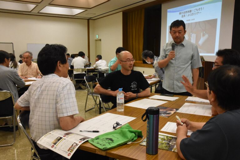 ワークショップに取り組む参加者=岡山県津山市で