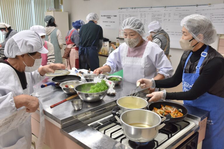 和気あいあいと調理する参加者