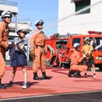 放水訓練に挑戦する子どもたち=岡山県津山市で