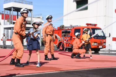 放水訓練に挑戦する子どもたち=岡山県津山市で