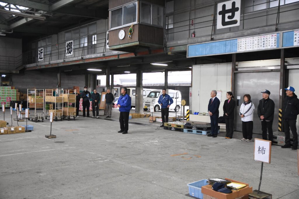 あいさつする守屋要二社長