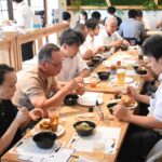 県産ブランド豚肉を使った特別料理を味わう参加者=岡山県津山市で