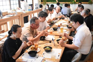 県産ブランド豚肉を使った特別料理を味わう参加者=岡山県津山市で