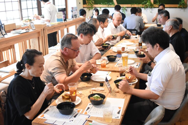 県産ブランド豚肉を使った特別料理を味わう参加者=岡山県津山市で