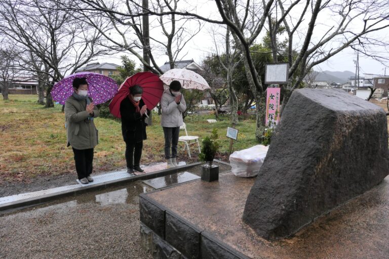 女院塚で慰霊する女性たち=岡山県津山市で