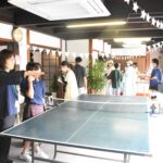 卓球台などがある１階の遊び場=岡山県真庭市で